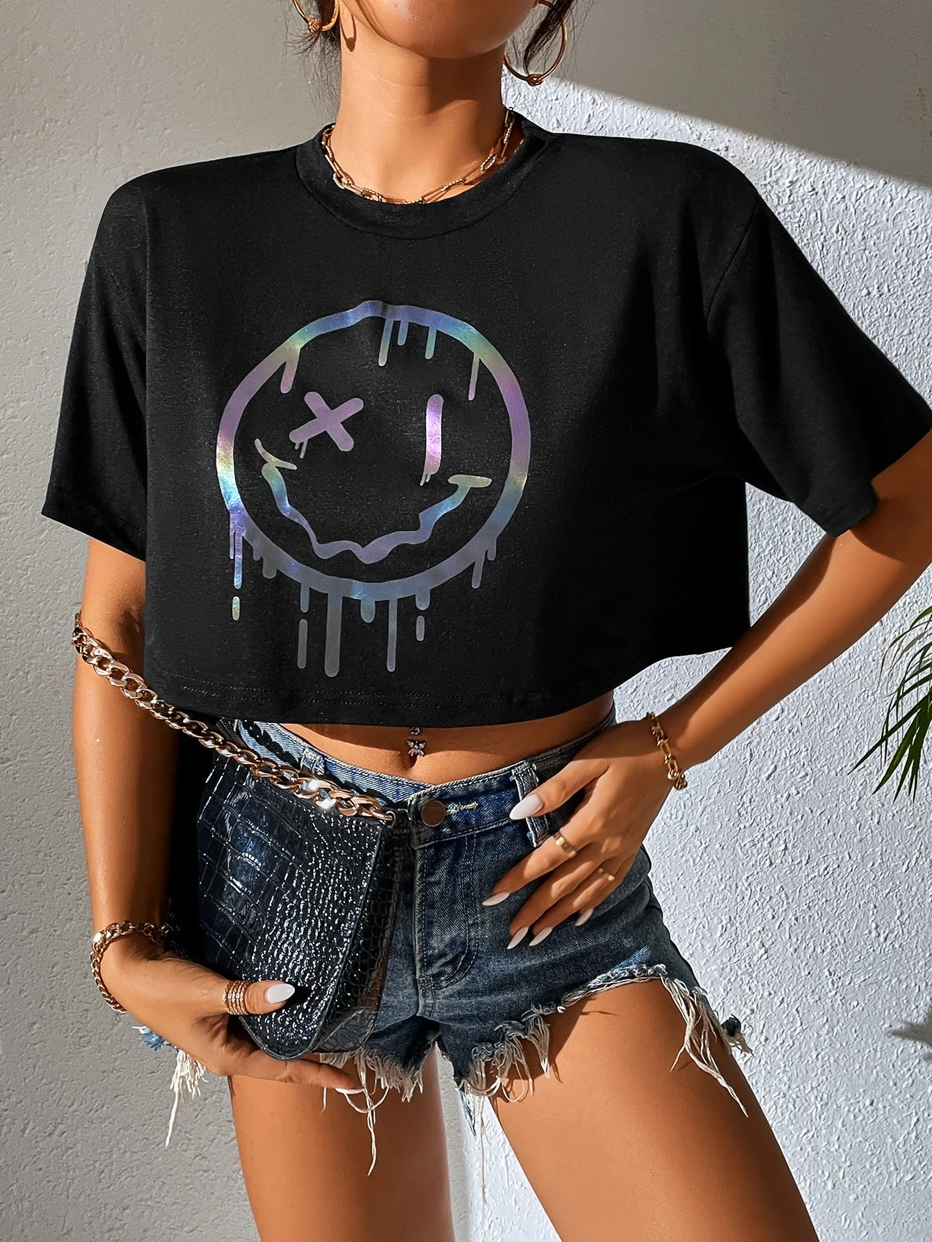 تي شيرت أسود كاجوال بأكمام قصيرة مع نمط وجه مبتسم شيطان صغير لطيف ورقبة محصول