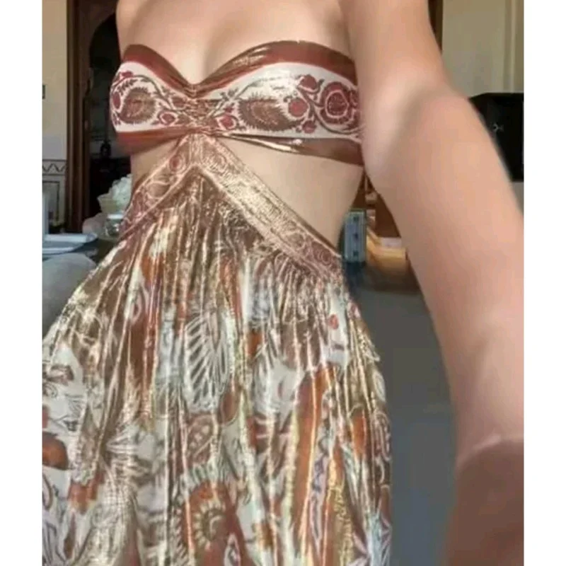 فستان ماكسي نسائي جديد للخريف بطباعة طويلة وياقة على شكل V بدون أكمام مع تصميم شق جانبي من البوليستر بأسلوب عصري للشاطئ والعطلات