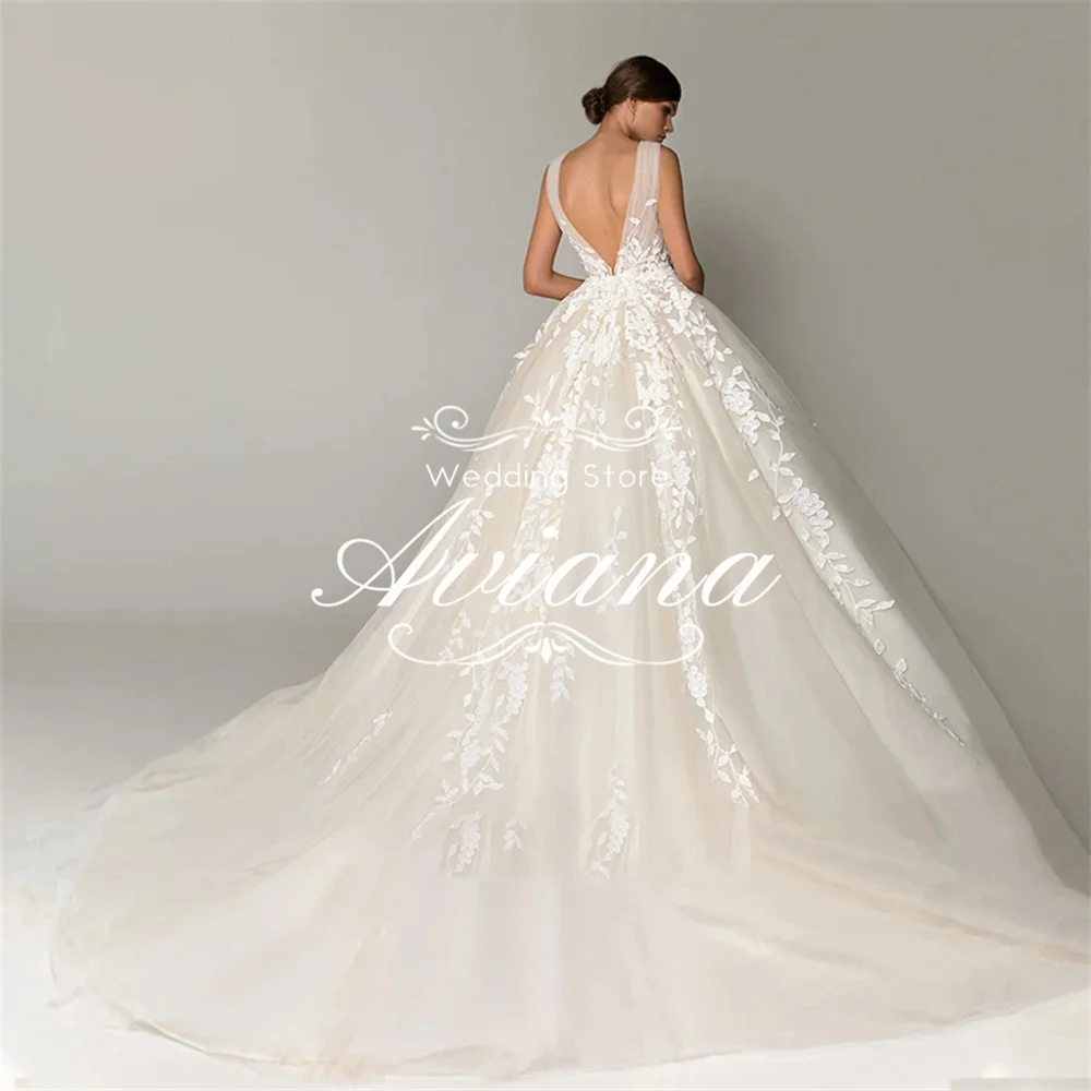 Aviana Aangepaste A-lijn Kant Bloemenborduurwerk Diepe V-hals Trouwjurk Ruglooze Mouwloos Elegant Charmant Applicaties 2025