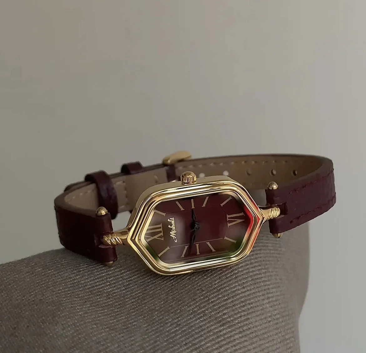 

Elegant watch, high-grade diamond-shaped New Year red leather, stylish and luxurious watch for women, a gift for your girlfriend