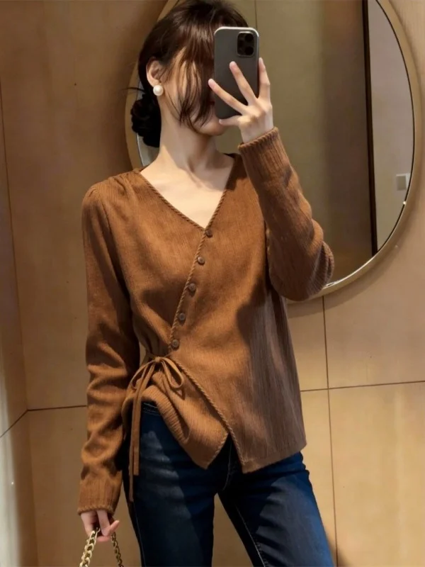 

Unique Brown Top Women's Fashion Spring 2026 Design Sensation Elegant Personality Knitted Slim Fit Long Sleeve V-Neck Shirt