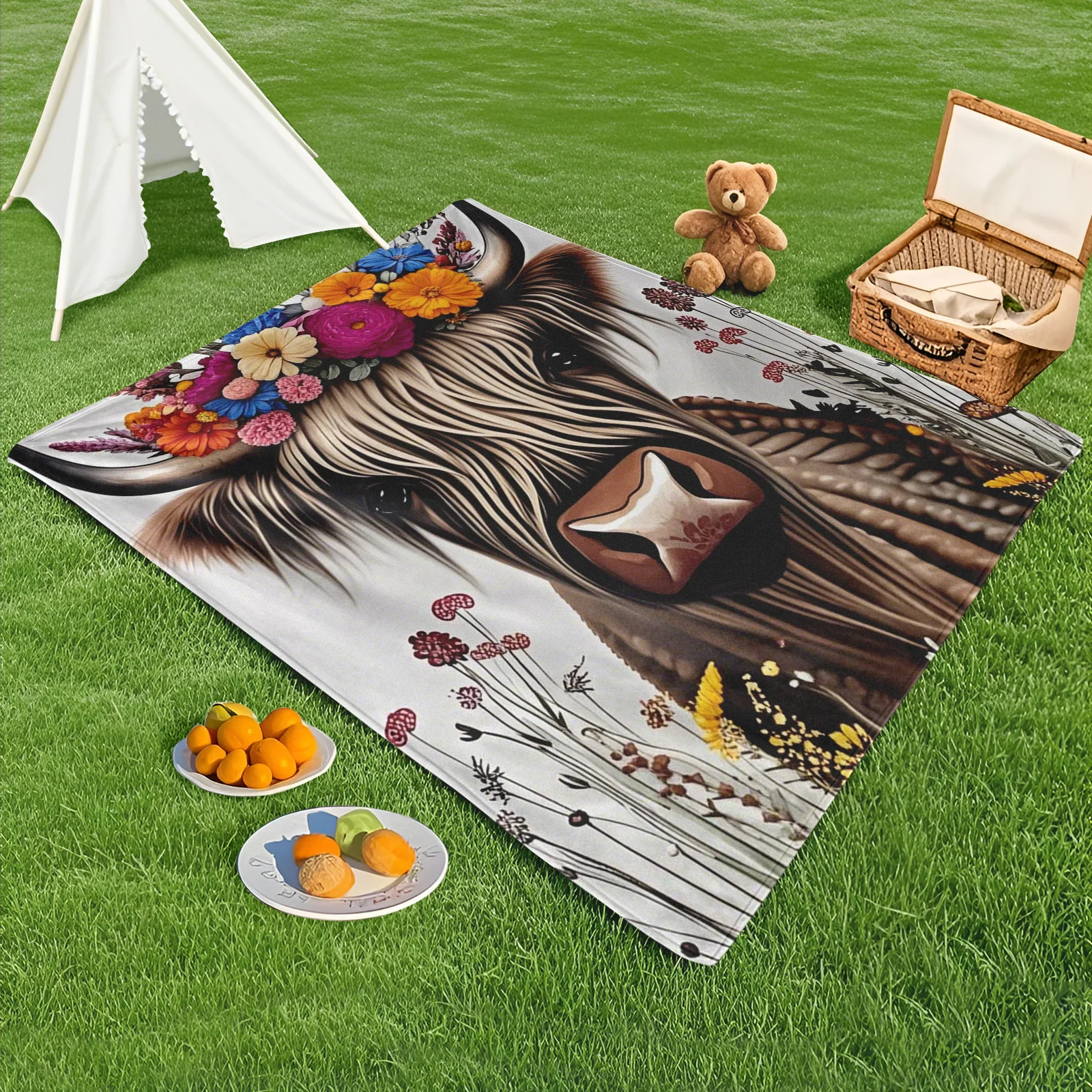Manta exterior floral y de vaca de las tierras altas con fondo blanco y diseño de dibujos animados para picnics y relajación en la naturaleza
