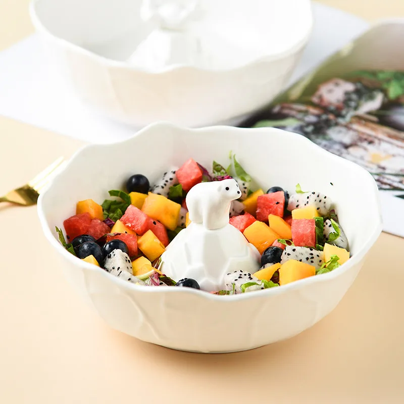 There is a polar bear in the middle of a 1pcs ceramic bowl, creative salad bowl, Noodles in soup bowl