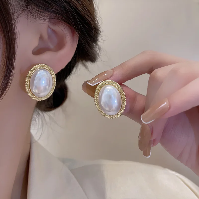 Trendy Oval Imitation Pearl Stud Earrings for Women Golden Metal Frame Geometry Earrings Wedding Party Vitnage Elegant Jewelry