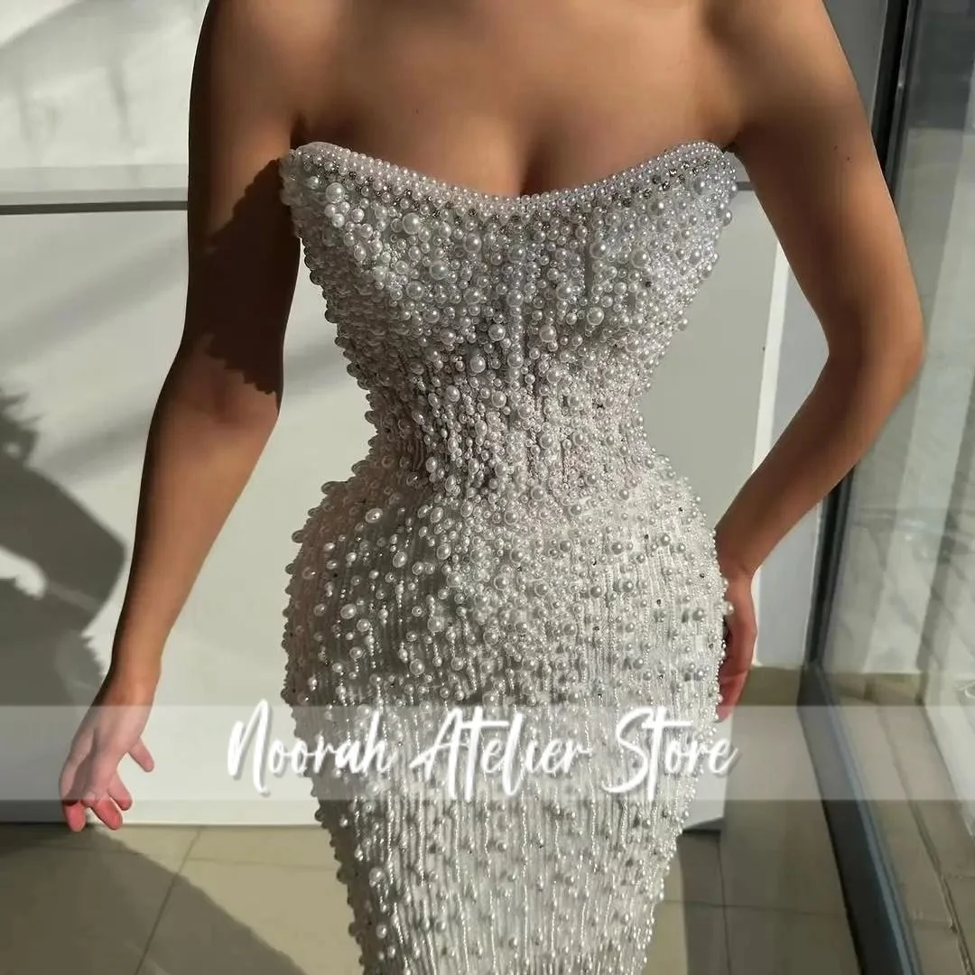 Abiti da sera da donna di lusso senza spalline con perle bianche 2025 Abito da sposa a sirena lungo fino al pavimento Arabia Saudita Lungo personalizzato