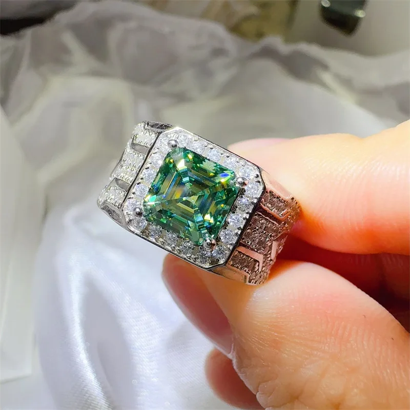 

Элегантное мужское кольцо с зеленым муассанитом огранки Ашер 2 карата, платина PT950 | Квадратный силуэт, спокойный и величественный.