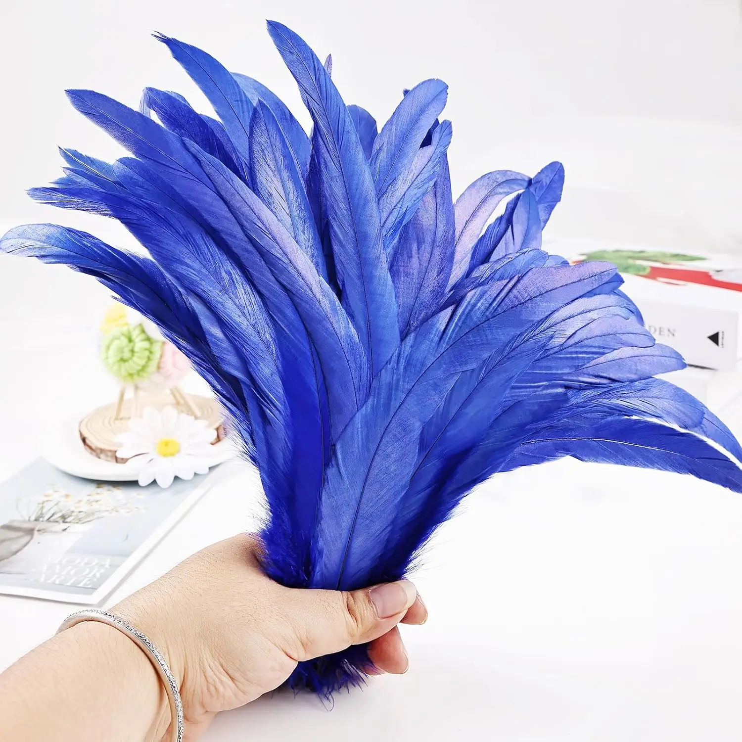 100 unidades de plumas de gallo de color azul real, de 25 a 40 cm de largo, para disfraces de carnaval, manualidades, decoración de fiestas en casa y proyectos de bricolaje.