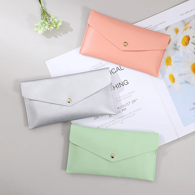 Stylish Makeup Brush Set With Pouch. Soft Bristles, Full Coverage. Elevate Your Beauty Routine!