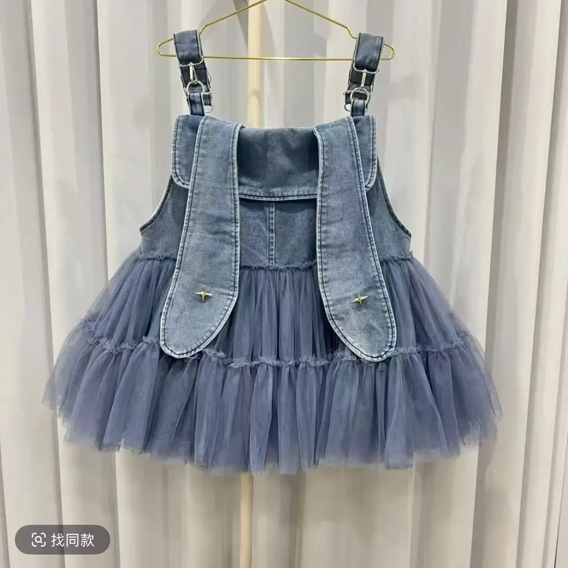 Letnia damska sukienka ogrodniczka z siateczkowymi wstawkami, falbankami, długimi króliczymi uszkami, kowbojskimi ramiączkami, bufiastą spódnicą w kształcie litery A z włóczki i patchworku.