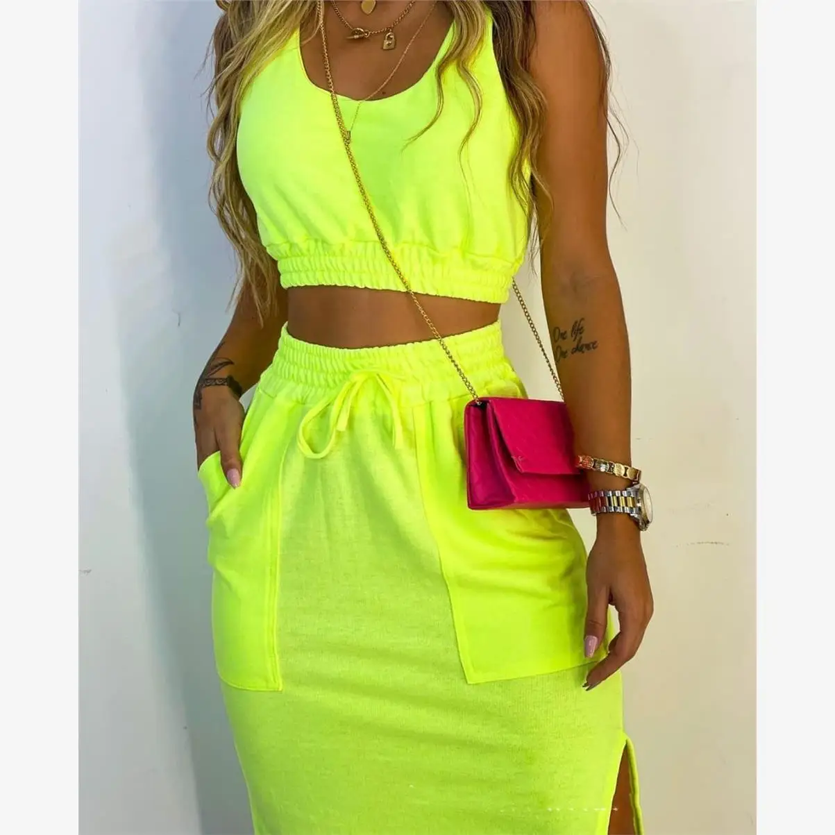 طقم ملابس رياضية كاجوال صفراء للنساء، بدلة تنورة، مريحة ومسامية من البوليستر، ملابس صيفية للسيدات الشابات