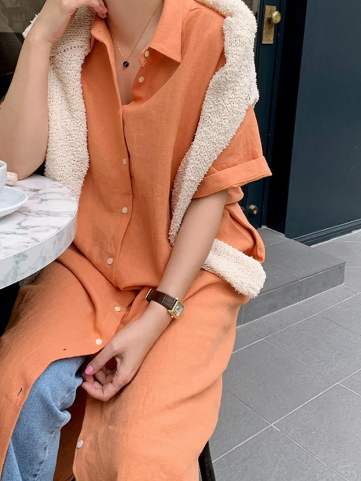 

Женское льняное платье L98 с воротником-стойкой, свободного кроя, прямого силуэта, миди, на одной пуговице, для лета