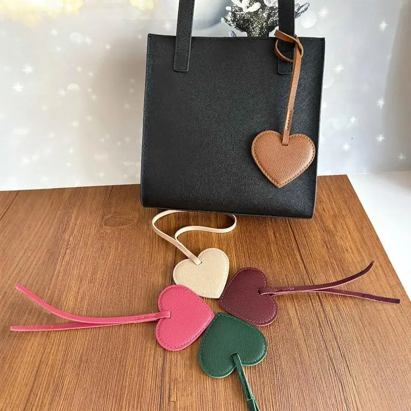 Europäischer und amerikanischer beliebter Pfirsichherz-Schlüsselanhänger, herzförmiger frischer Stil, Taschenanhänger für Damen, Leder-Taschenzubehör. – Detail 10