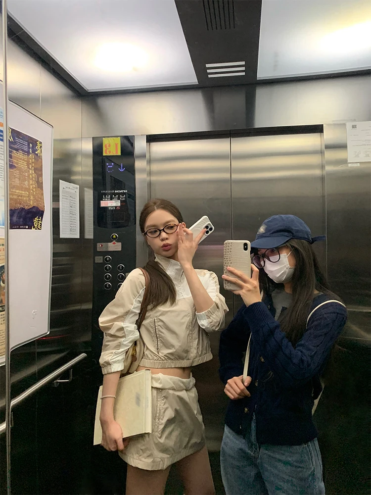 

Легкий нейлоновый спортивный костюм Good Morning Fan Fan в стиле ретро с цветными блоками, женский комплект для весны и лета: повседневная верхняя одежда и юбка