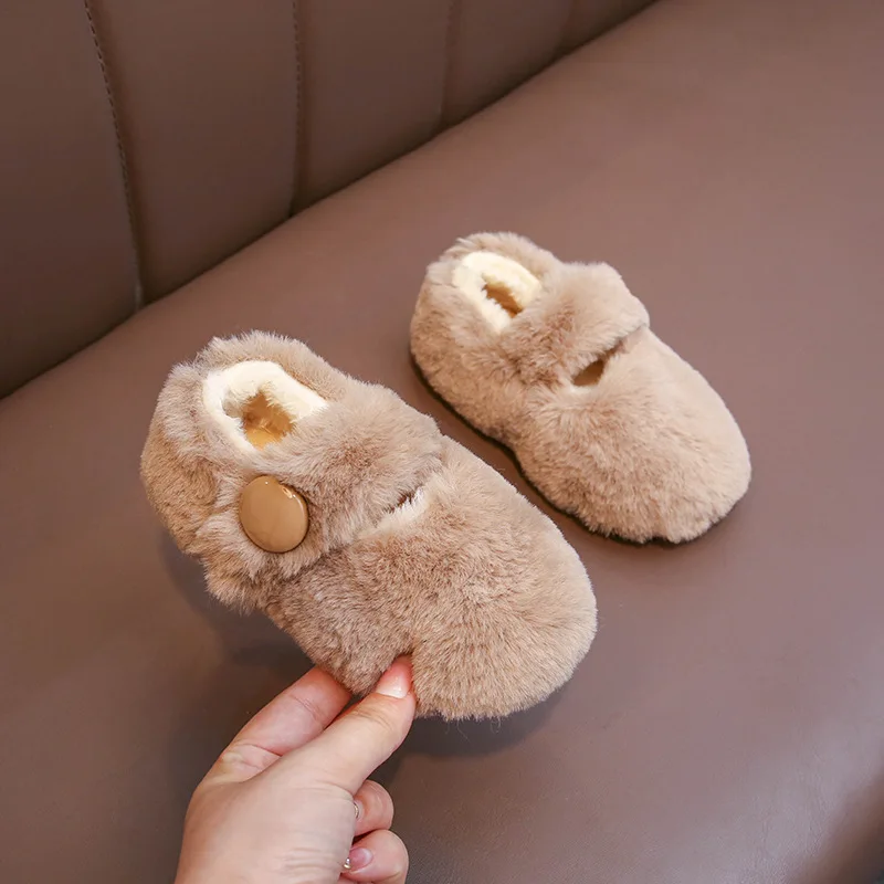 

2026 Ботильоны на мягкой подошве для девочек на плюшевой подкладке, корейские модные теплые зимние ботинки для маленьких девочек, уютная флисовая повседневная обувь