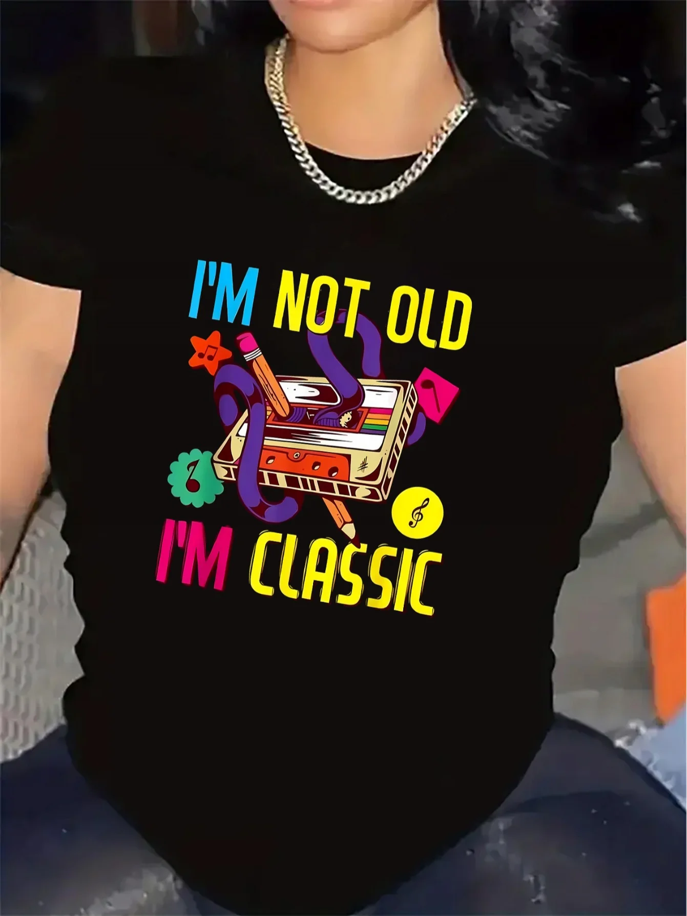 Camiseta Retro con Diseño de Cinta de Grabación - Negra para Mujer con la Frase "No soy vieja, soy clásica" Presenta un Diseño Nostálgico de los Años 80 y 90 Esta Camiseta Suave con Cuello Redondo y Mangas Cortas, lo que la Hace Ligera y Duradera, Perfecta para el Hogar y Salidas