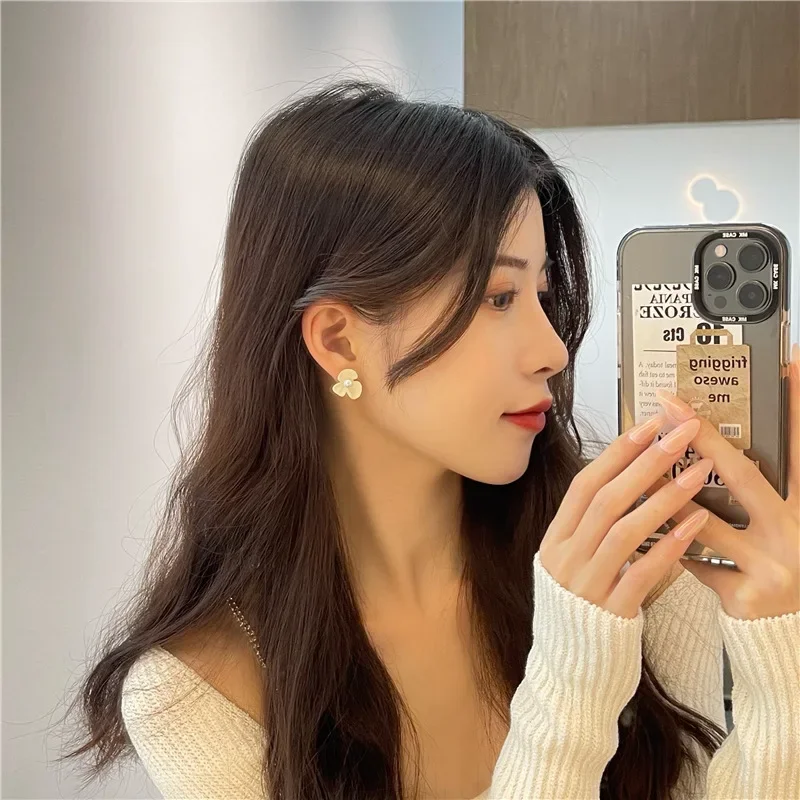 Korean Imitation White Pearl Flower Clip Earrings Without Piercing Hole Women Small Simple Three Petal Flower Ear Clips Earrings