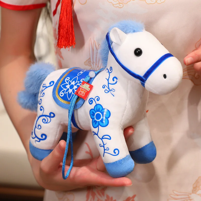 

2026 ​ ​ Лунный Новый год Лошадь Плюшевая игрушка Удачи Очарование Китайский синий и белый фарфор Пони Плюшевые мягкие куклы Подарок для девочки и мальчика