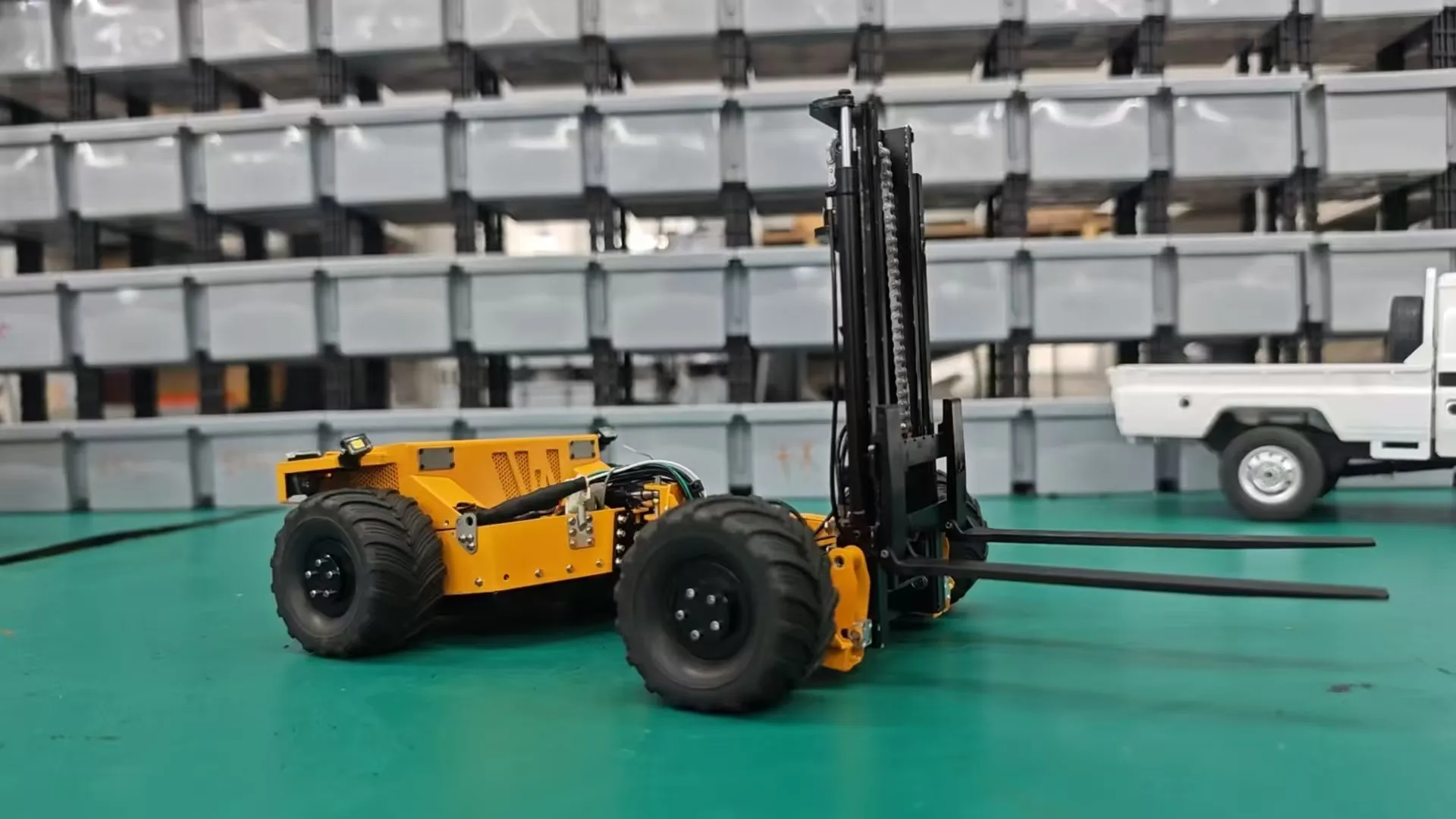 

Super Frog 1/14 BM214 Metal 5CH RC Hydraulic Truck Mounted Forklift with Light Sound System Frsky X14 Remote Control Radio Toys