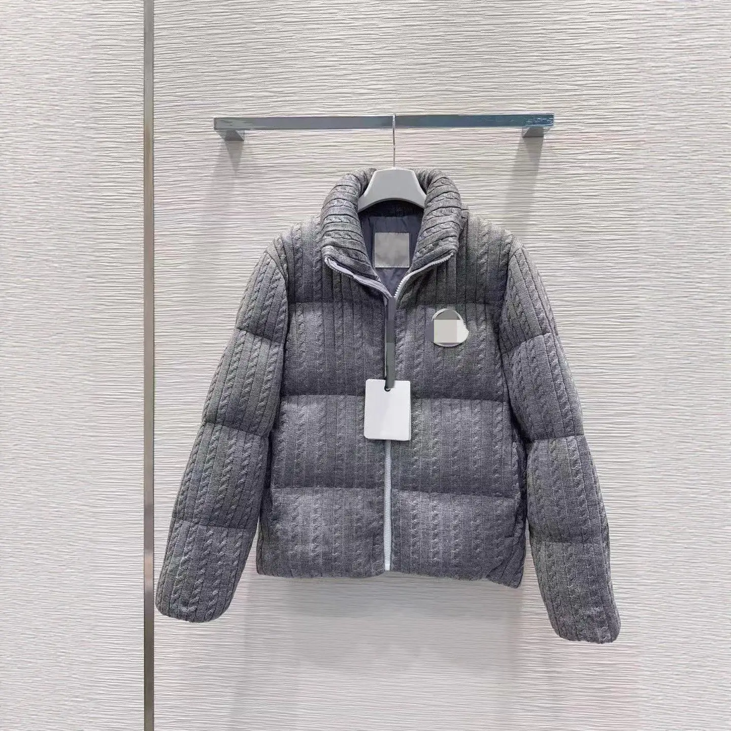 

Новая модель: Модная женская куртка-пуховик с воротником-стойкой, вязаными элементами пэчворк и микрологотипом, для осени, зимы и ранней весны