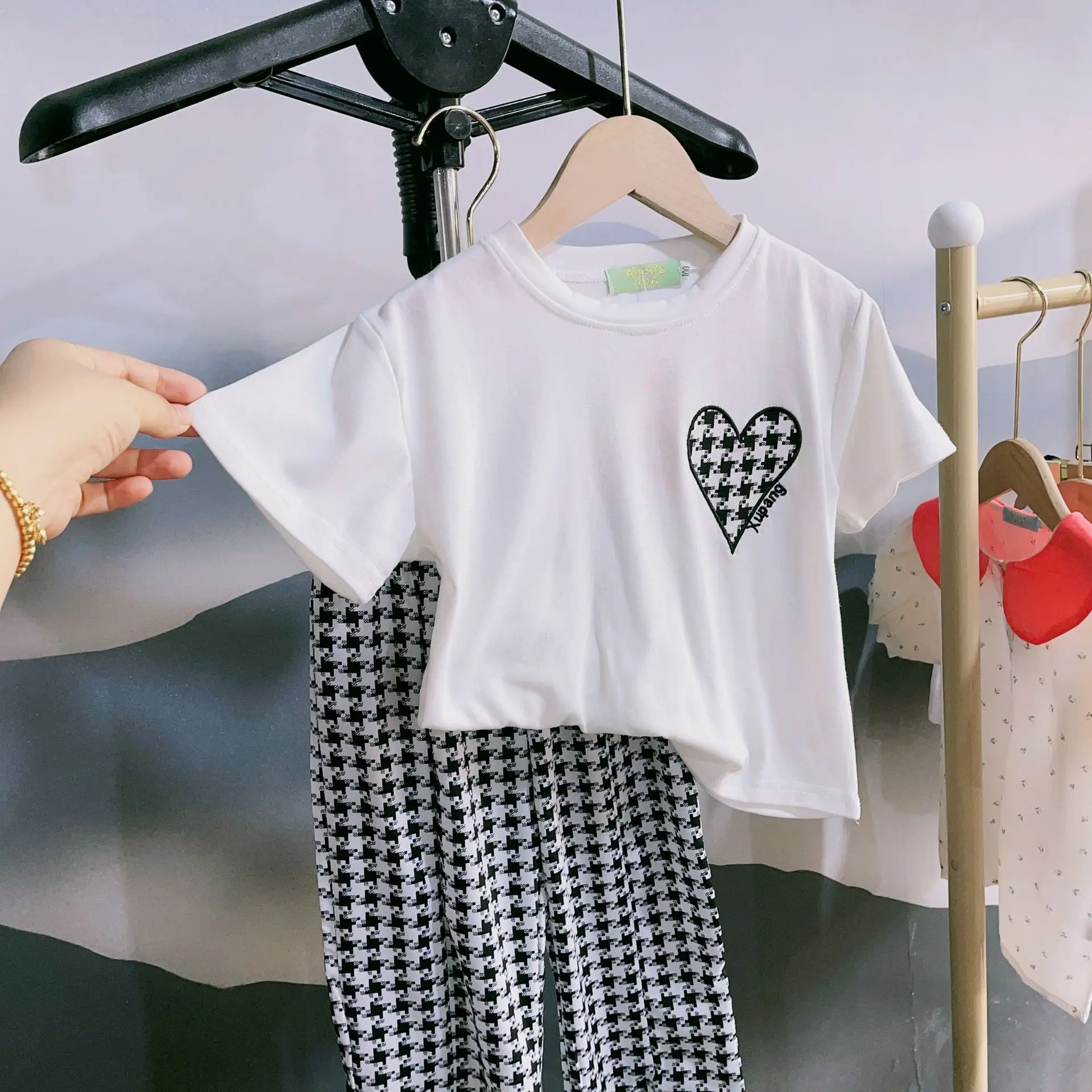 2025 Summer Girls' Black & White Set: Heart Tee + Houndstooth Pants Stretchy Waist Comfy Play Outfit for 2-7 Years