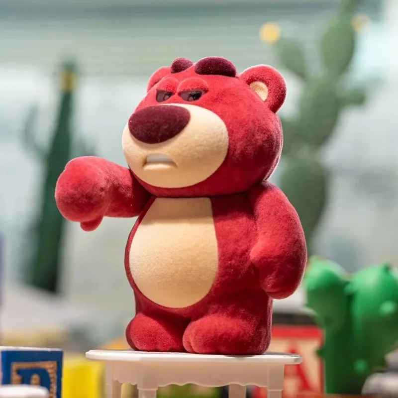 Officiële Disney Lotso ITSME3 Gen3 Flocked Blind Box - Charmant Boss Bear Collectible, schattig pluche cadeau voor kinderen volwassenen verzamelaars