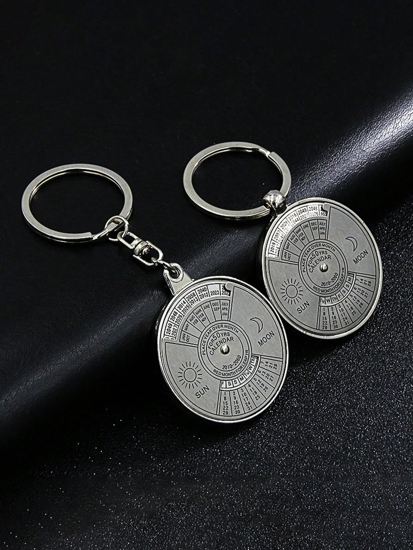 Gantungan Kunci Logam Berputar - Kalender Abadi 50 Tahun dari Paduan Seng, Gantungan Kunci Kalender Abadi Multifungsi, Hadiah Kreatif