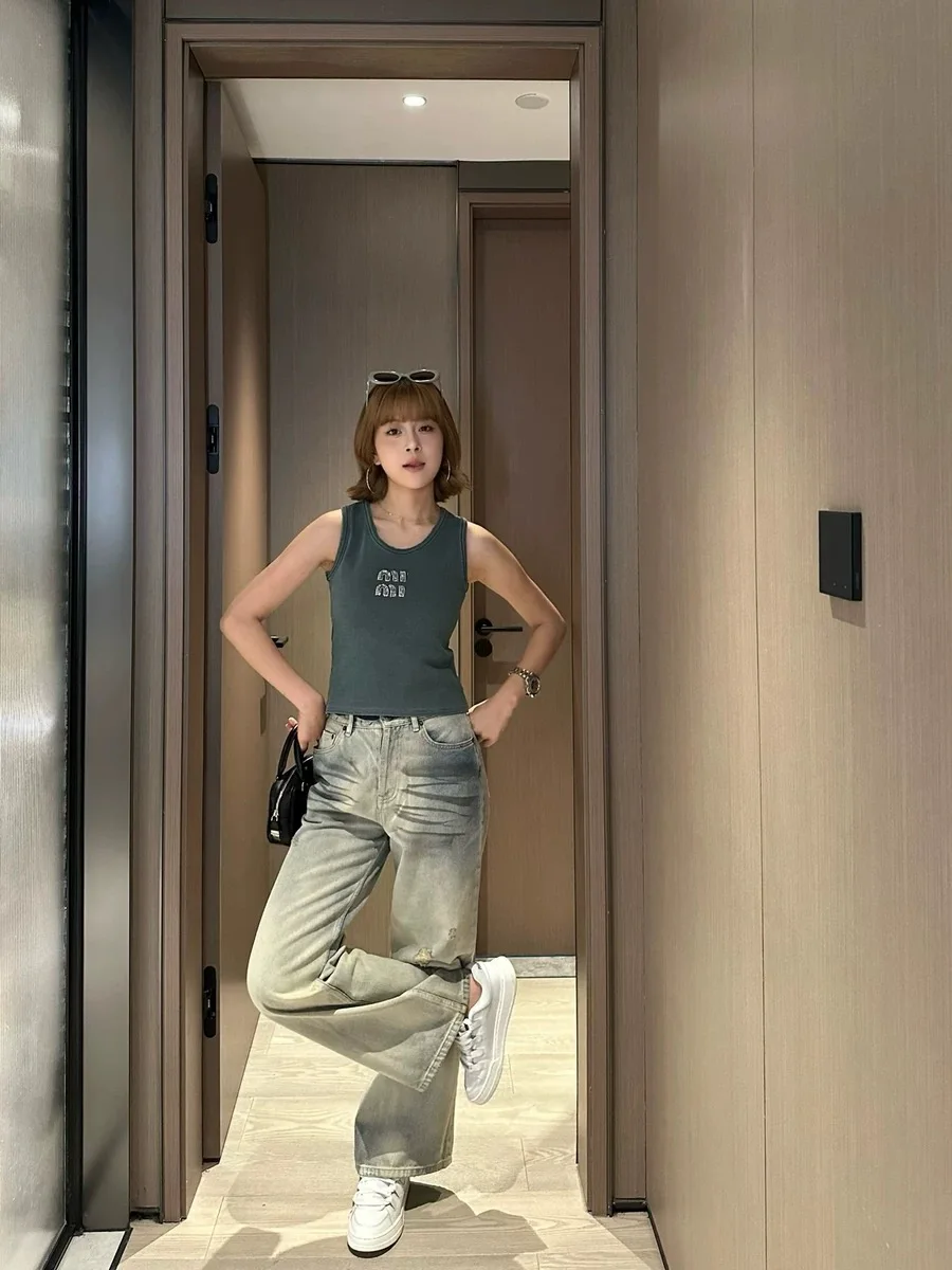 Lottie High-End-Strickweste Frühling Sommer Neues lässiges, vielseitiges, mit Buchstaben eingebettetes Diamant-Svel-Riemen-Damenoberteil