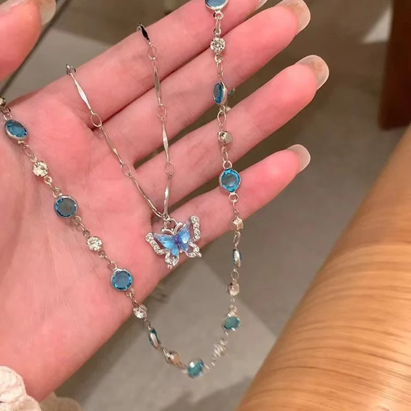 Romantische blaue Kristall-Schmetterlings-Halskette für Frauen, schlichter glänzender Zirkon-Doppelschicht-Anhänger, Choker, Schlüsselbeinkette, trendiges Schmuckgeschenk – Detail 3