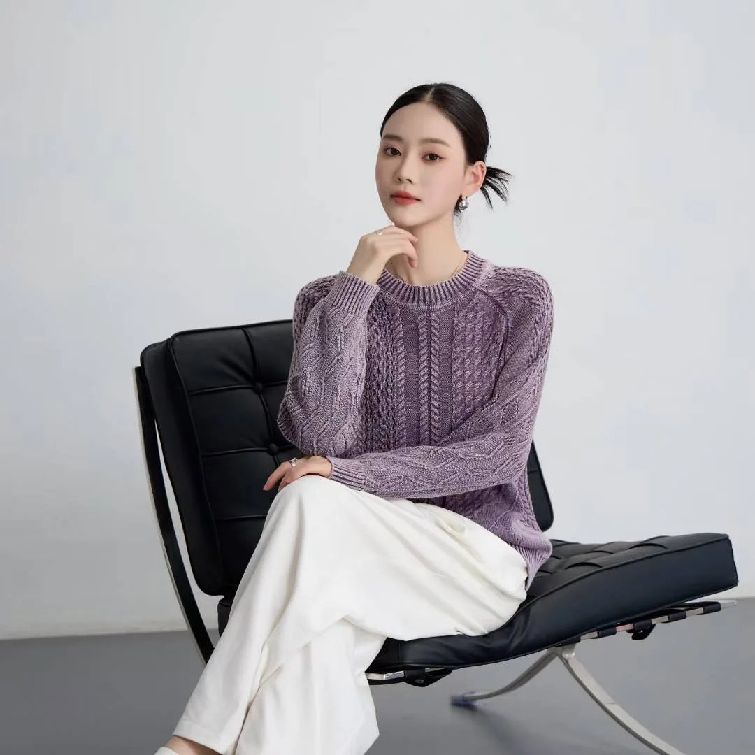 

2025 Vintage-style Women's Knitted Pullover for Autumn and Winter New Design with Irregular Twisted Check Pattern Sweater