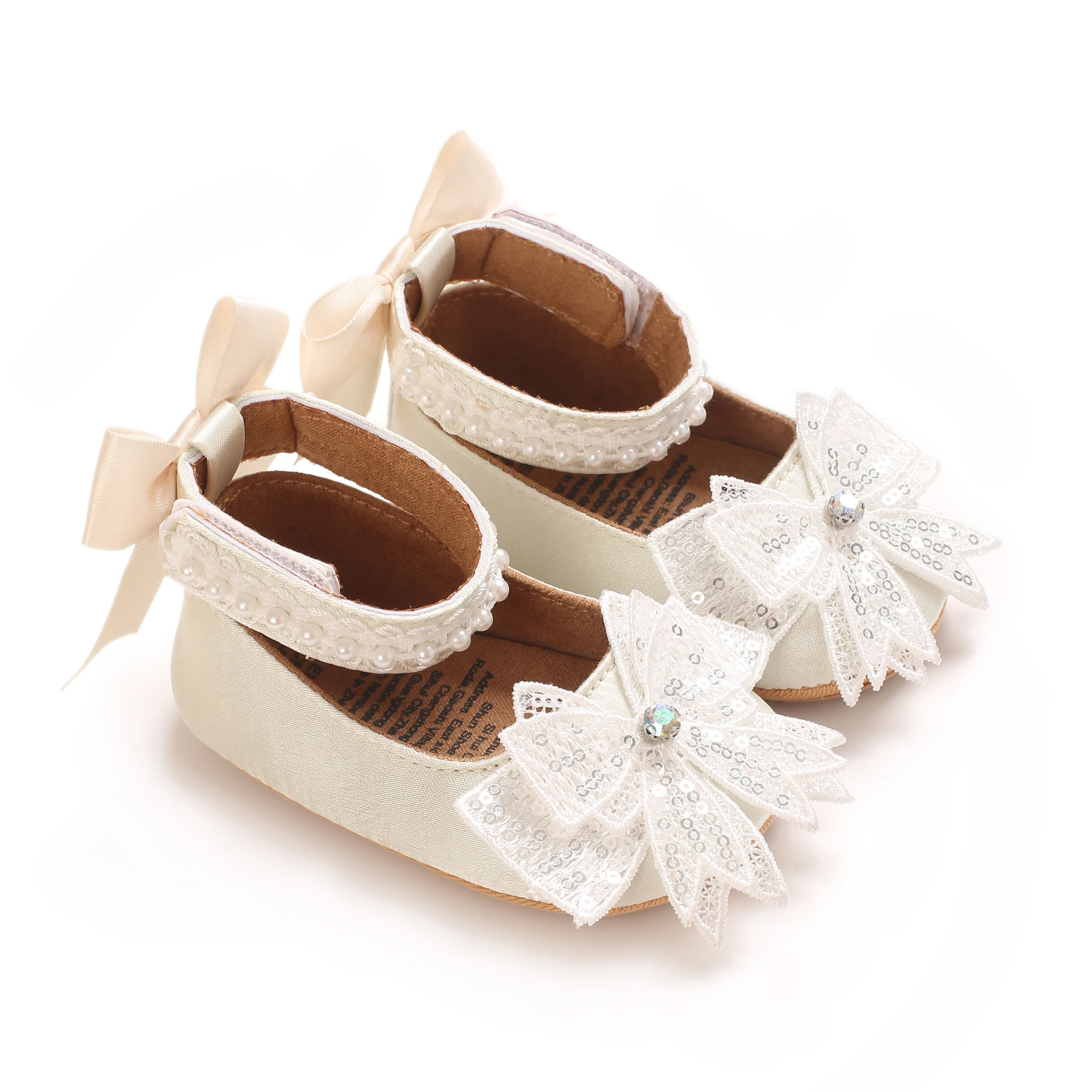 Babybaby's small single shoes have a comfortable design, while baby baby's walking shoes are simple and versatile