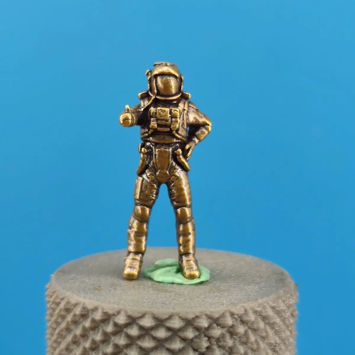 Brass Thumbs-up Astronaut Space Man Miniature Model Action Figure Doll Car Ornament