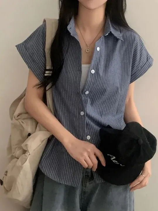 كارديجان مخطط بأسلوب ريترو، فضفاض بأكمام قصيرة وياقة بولو، زر واحد، تصميم نحيف، أسلوب كوري عصري للعمل