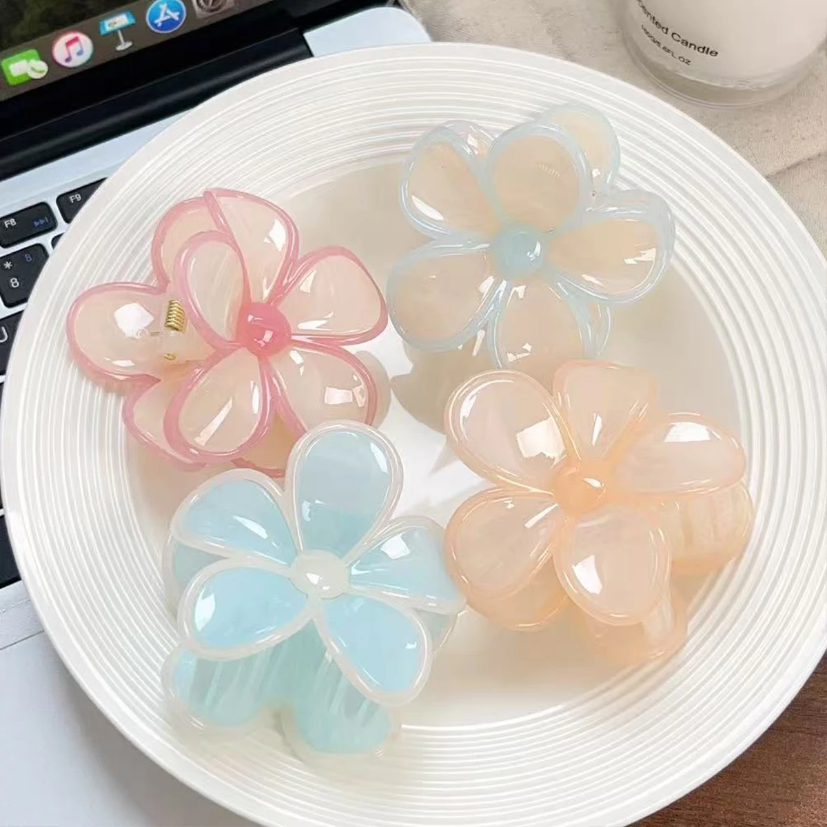 Sommerliche Frangipani-Haarspange in Jelly-Farben, Perlmuttfarbene Süße Mittlere Gesplißte Blumen-Haarnadel für den Hinterkopf, Haifischklammer – Detail 3