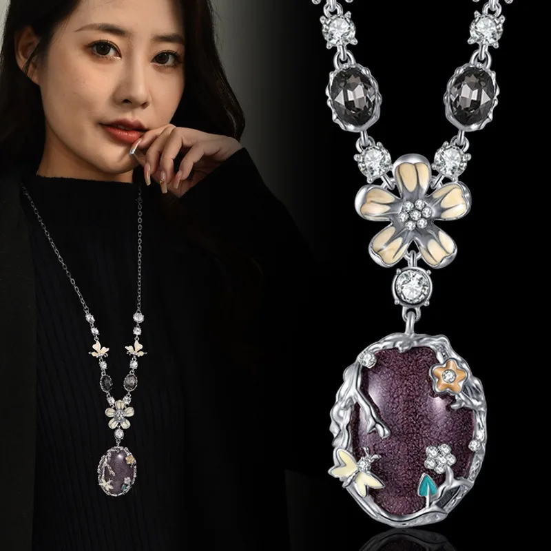 여성용 세련된 짧은 스웨터 체인과 긴 장식 목걸이입니다.