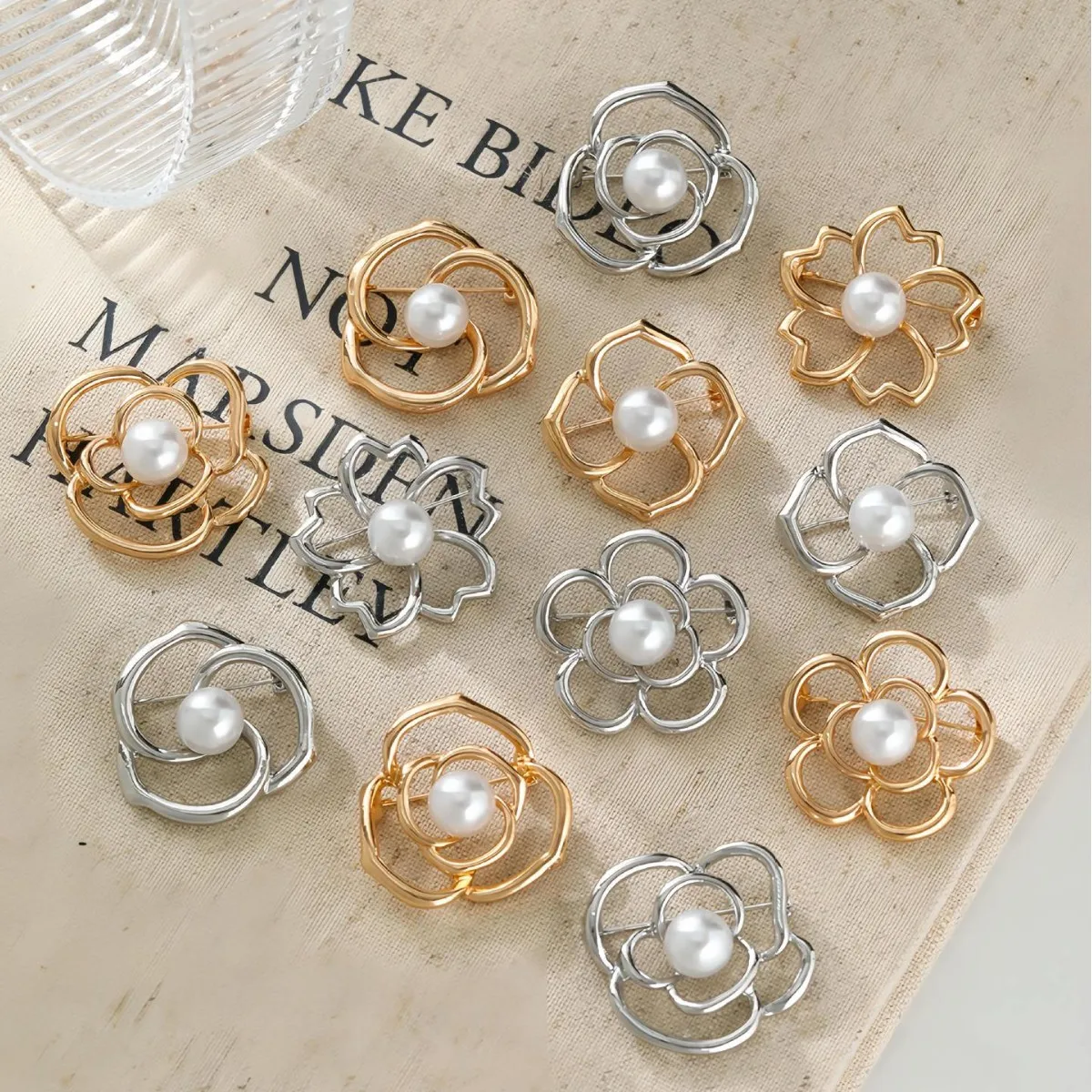 

Антибликовая брошь с камелией, простой полый темперамент, жемчужный цветок на груди, фиксированные аксессуары для одежды, зажим для костюма