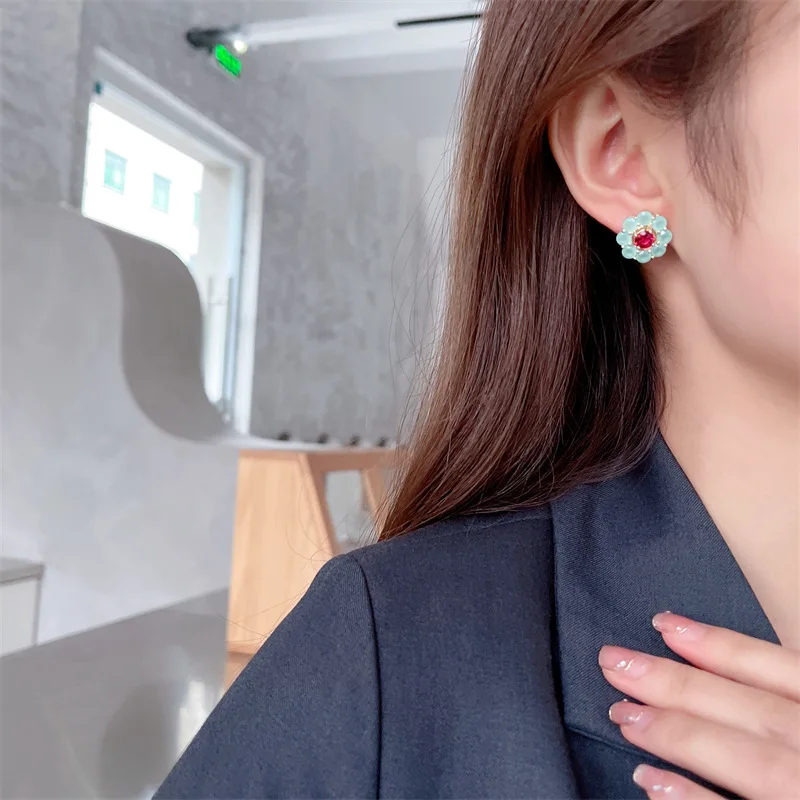 

French-style simple and retro floral stud earrings with a fashionable design and versatile earrings