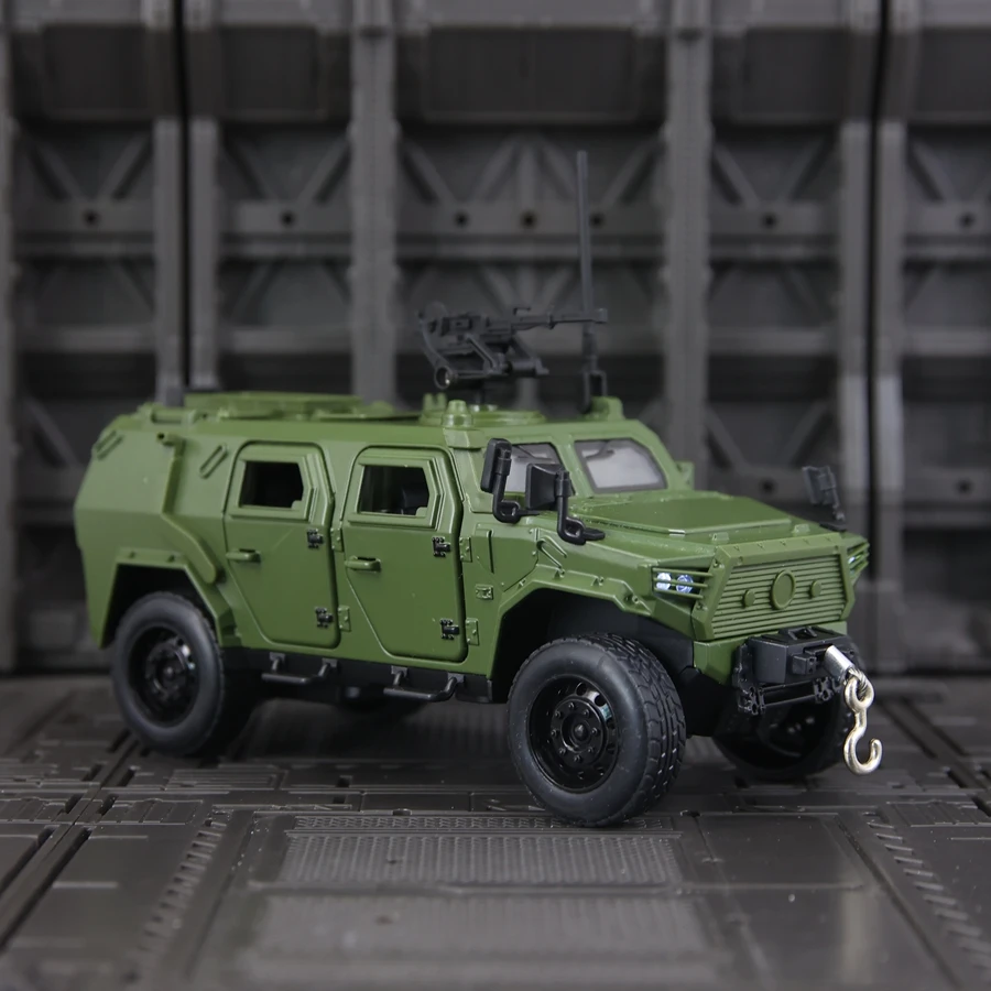 Модель внедорожника Dongfeng из сплава металлов в масштабе 1:32 с открывающимися дверями, имитацией звуковых и световых эффектов.