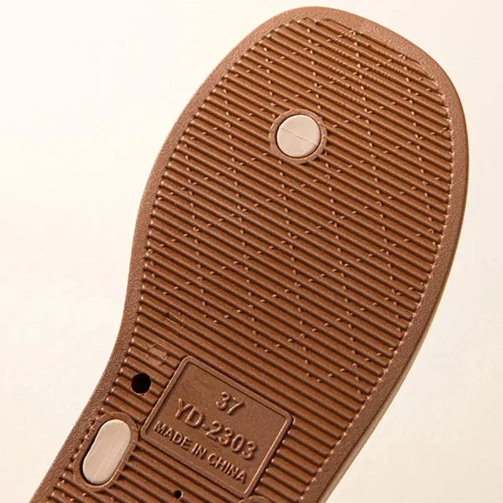 الصيف كليب تو النساء الصنادل النعال جديد 2025 موضة أنيقة سميكة القاع الشرائح أحذية السيدات عادية في الهواء الطلق شاطئ الوجه يتخبط