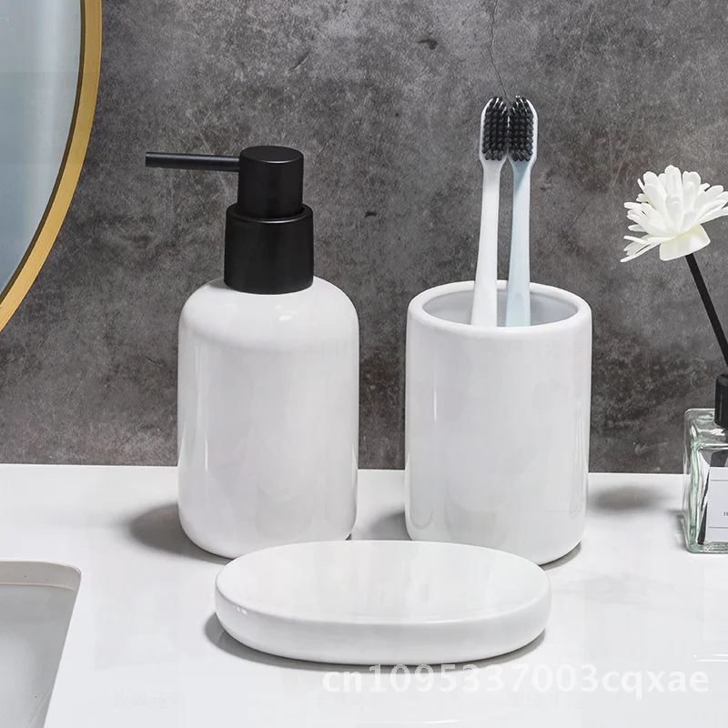 

Белый керамический набор для ванной комнаты из трех предметов - бутылка для дезинфицирующего средства для рук с чашкой для рта, мыльница, лосьон, бутылка для принадлежностей для ванной комнаты