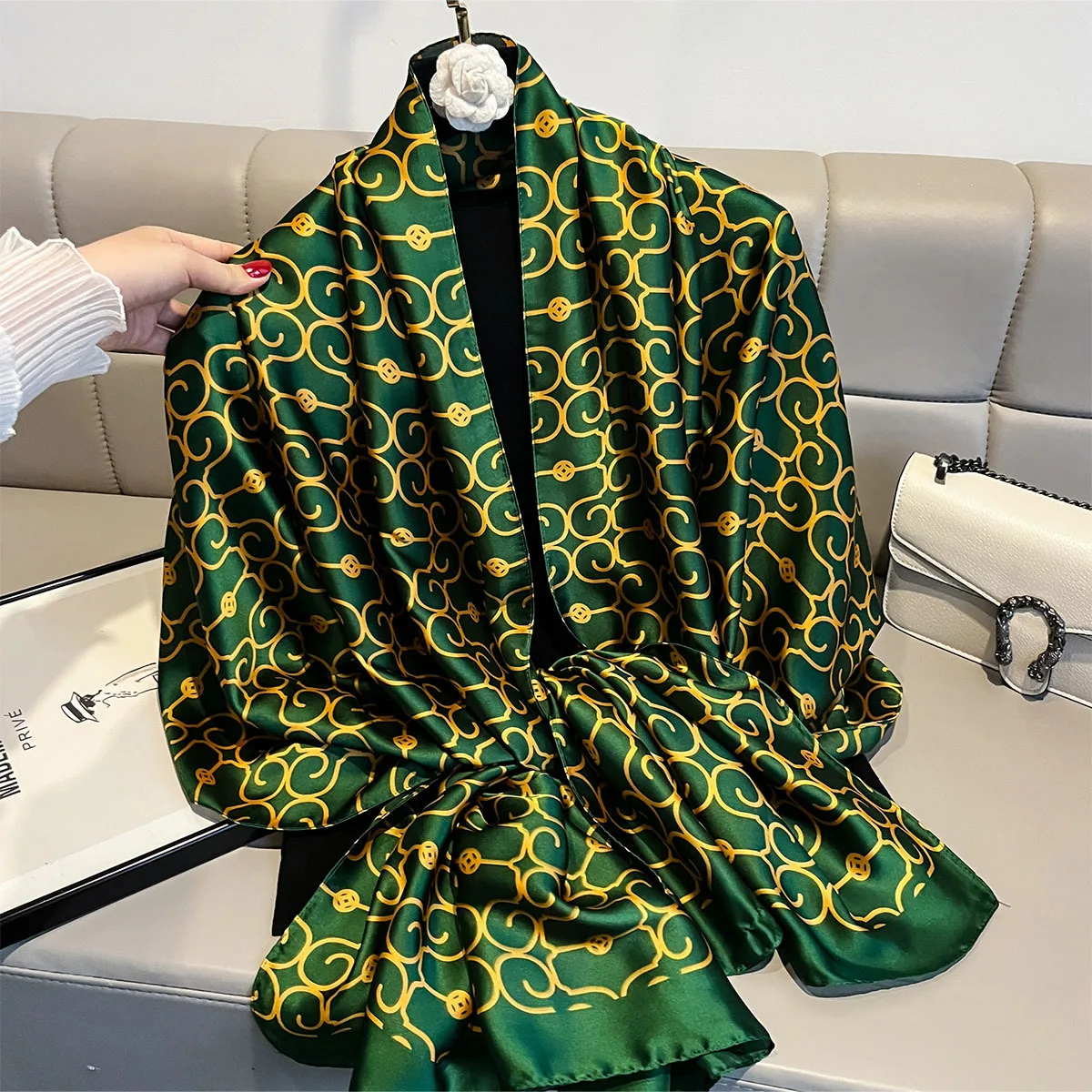 Bufandas de seda de marca de lujo para mujer, chales con estampado verde, pañuelo de playa suave para mujer, Foulard, bufanda silenciadora