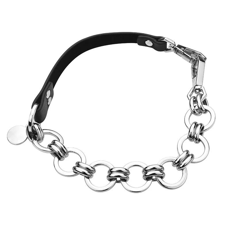 ياقة ياقة جلدية عصرية وعصرية، ياقة من الجلد باللون الأسود على عظمة الترقوة