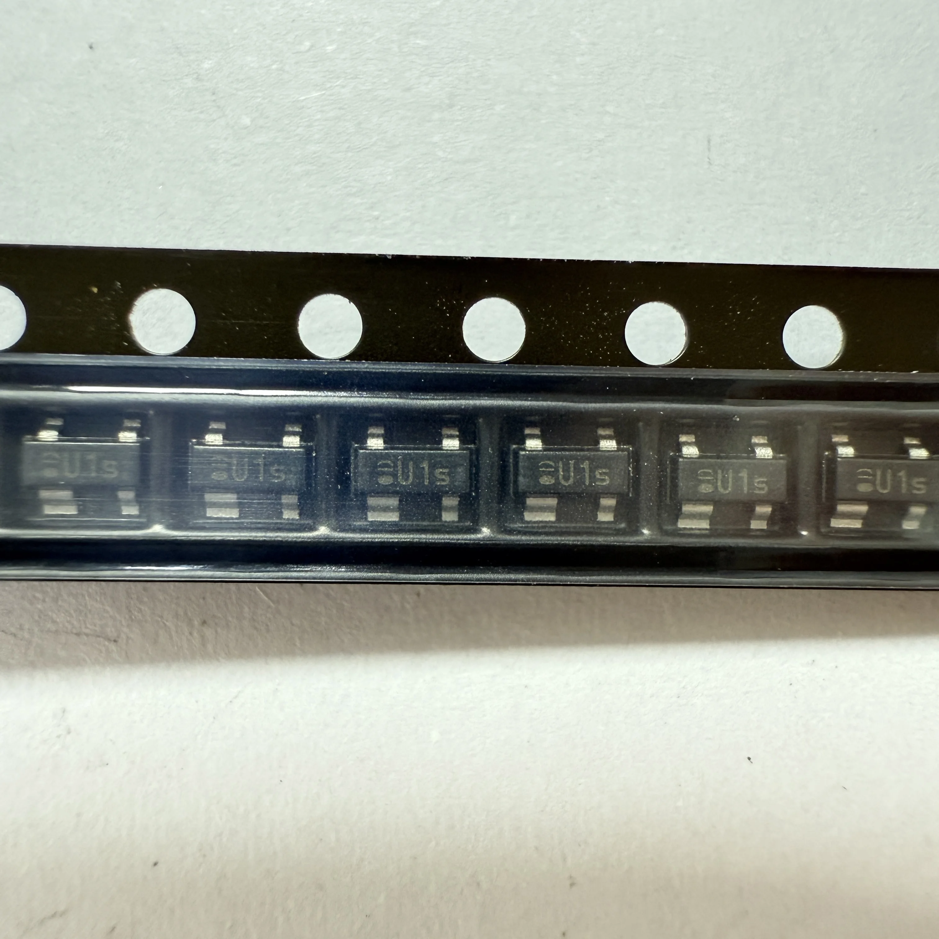 30PCS/LOT BGX50AE6327 (Switching Diode)