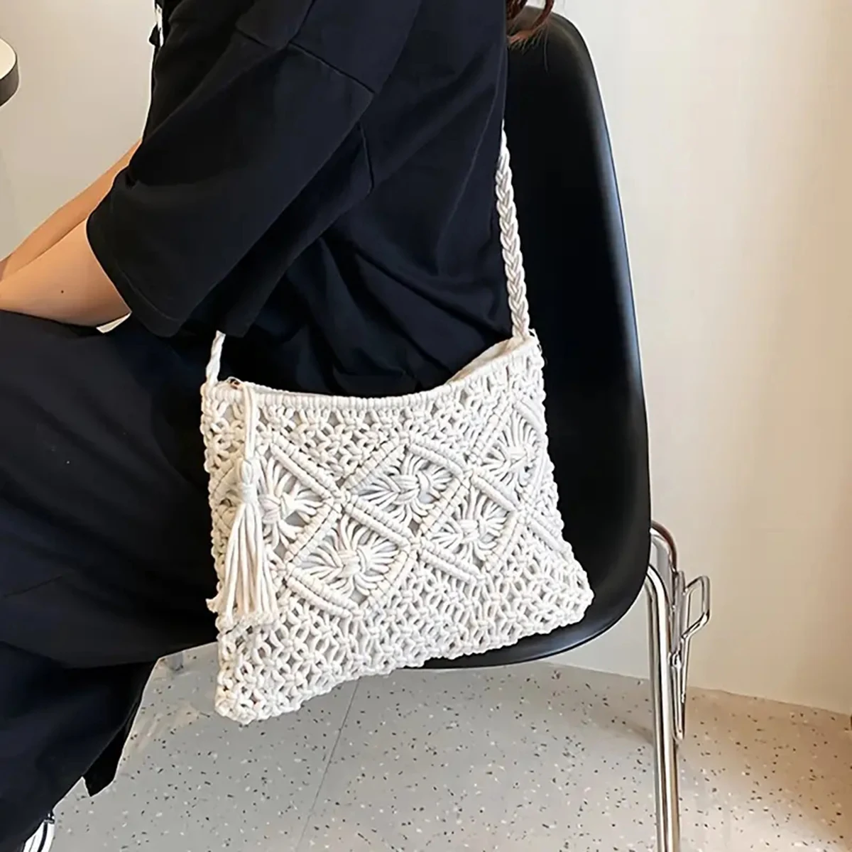 Polyester Schultertasche für Damen mit Hohldesign, Minimalistische Trendige Damen-Umhängetasche