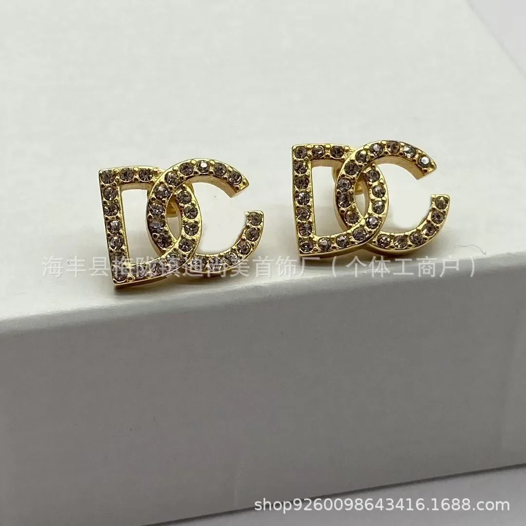 

2026 Dujia Retro Colored Diamond Stud Earrings 'D' Letter Full Diamond Court Style Women's Fashion Jewelry Brass Material