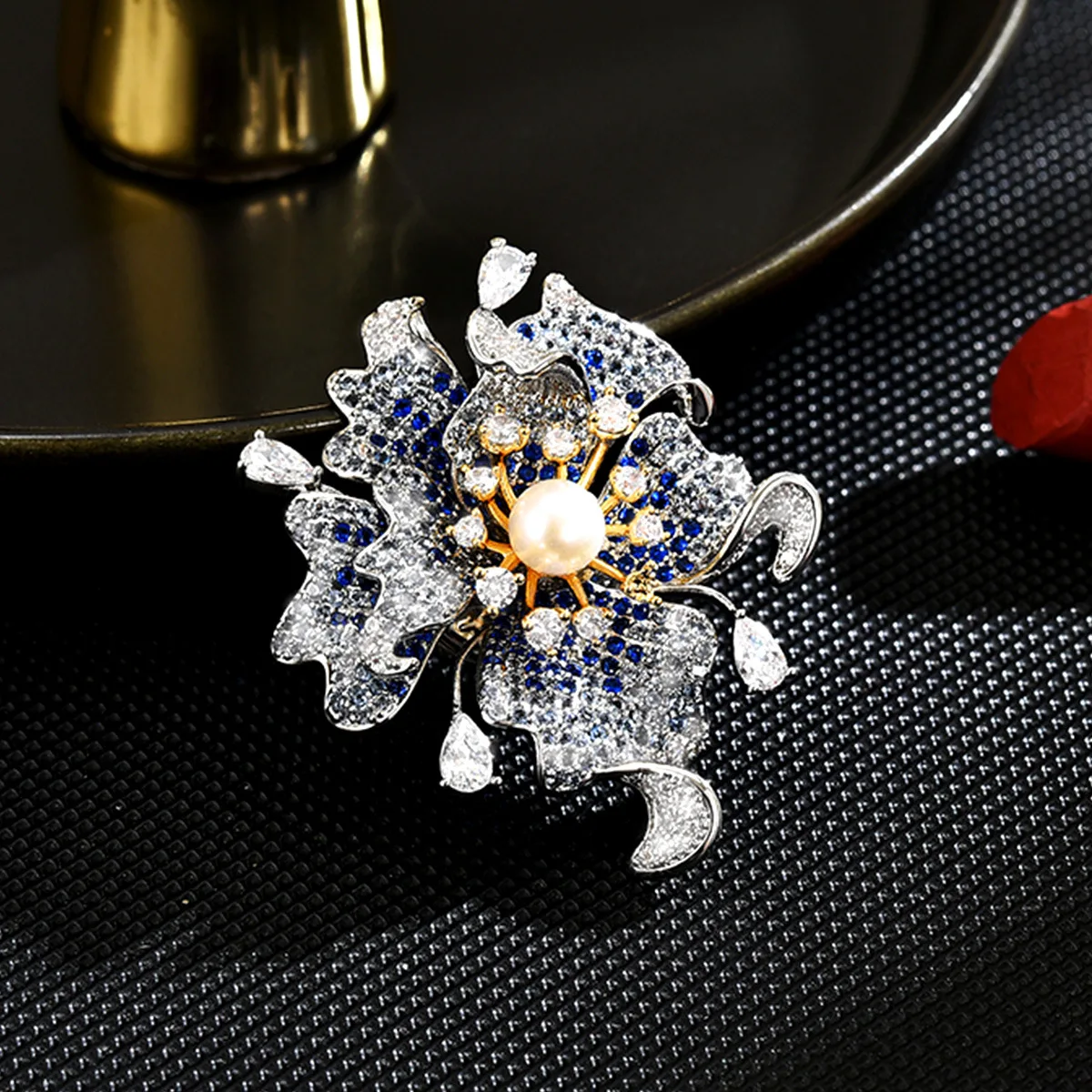 High-end Multi-layered Zircon Petals Magnetic Buckle Brooches Sparkling Blooming Gradient Lotus Corsageg for Women Accessories