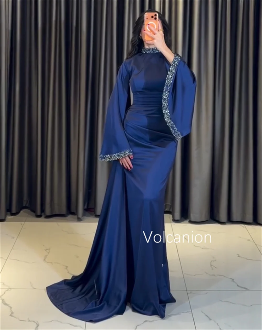 Sukienki na zamówienie z cekinami, plisami i wysokim kołnierzem, o kroju trąbki, wysokiej jakości, ekskluzywne, idealne na specjalne okazje i dla gwiazd.