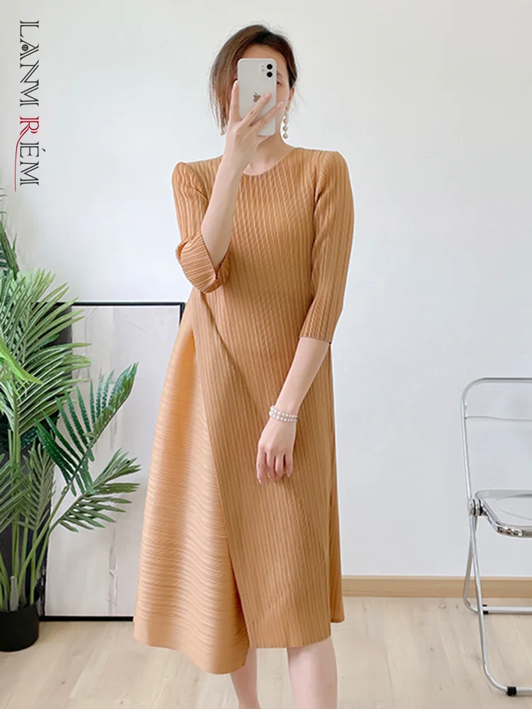 LANMREM Solid Color Pleated Dress For Women Round Neck Irregular Casual Dresses Female Fashion Clothing 2024 Autumn New 2R0007