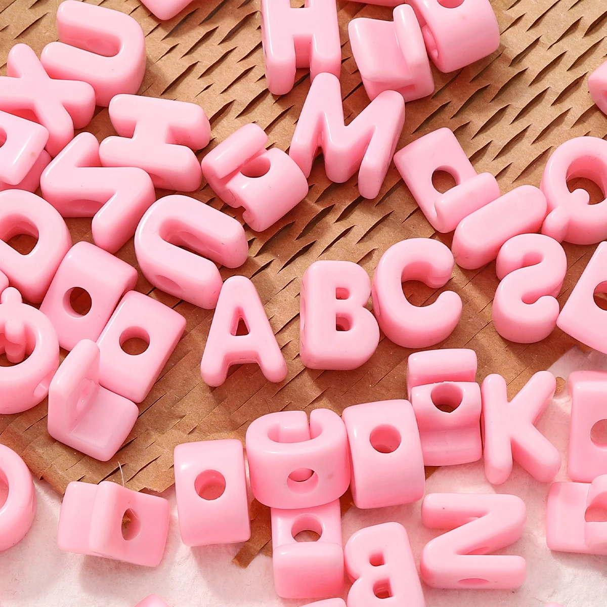 20 Stück Rosa Acryl-Perlen mit Großer Öffnung, DIY-Buchstabenperlen für Halsketten, Armbänder, Handyketten, Taschenanhänger, Schmuckzubehör – Detail 1