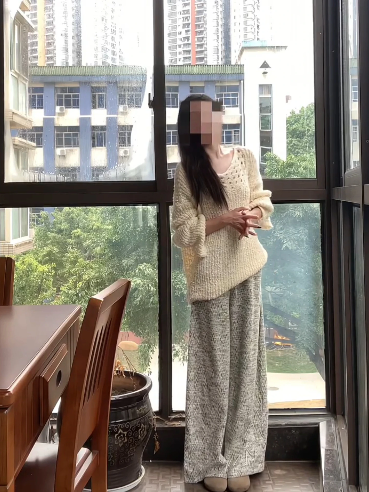 Damski luźny sweter z dzianiny, ażurowy, szydełkowany, miękki, przytulny, z fakturą w kropki, jesienno-zimowy, modny, casualowy, unikatowy, piękny top.