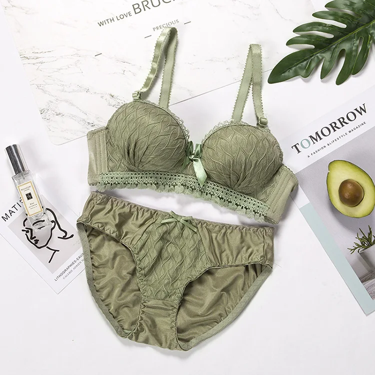 Комплект женского кружевного нижнего белья из бюстгальтера пуш-ап и трусиков